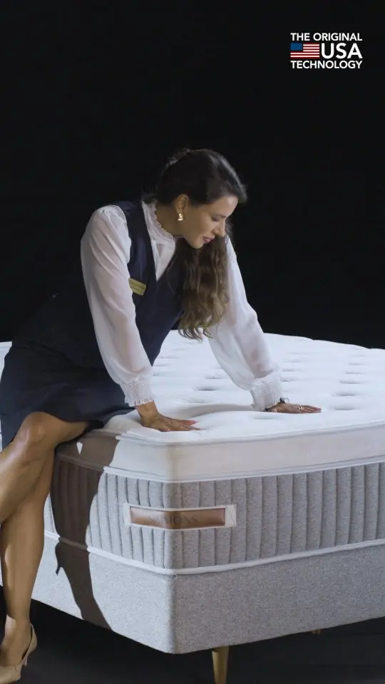 ✨ O segredo por trás das melhores noites nos melhores hotéis? Simmons.

Presente nos quartos mais exclusivos do mundo, os colchões Simmons entregam o equilíbrio perfeito entre conforto, elegância e durabilidade — para experiências que marcam.

Quem deseja o melhor, tem um Simmons.