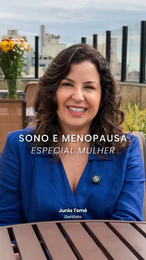 Encerramos o mês da mulher com um olhar sensível para o sono na menopausa. 🌙

As mudanças hormonais desse período impactam diretamente a qualidade do sono. Noites mais leves, despertares frequentes, dificuldade para adormecer.
Um corpo que muda. Um ritmo que já não é o mesmo.

Mas também é nesse momento que surge um convite importante. O de resgatar o dormir bem.

Criar novos hábitos.
Respeitar o próprio tempo.
Entender os sinais do corpo e acolher esse novo ciclo com mais cuidado.

Porque, sim, o sono pode ser reconstruído.
E mais do que isso, ele pode ser um aliado no equilíbrio, na saúde e no bem-estar da mulher 🌸

Em parceria com a @confrariadosono_ , convidamos @juniatomeodontologia para falar sobre esse resgate e os caminhos para voltar a dormir com qualidade durante a menopausa.

Cuidar do sono também é se acolher em cada fase da vida 💜

#ArtedoSono #SonodaMulher #Menopausa #SaudedaMulher