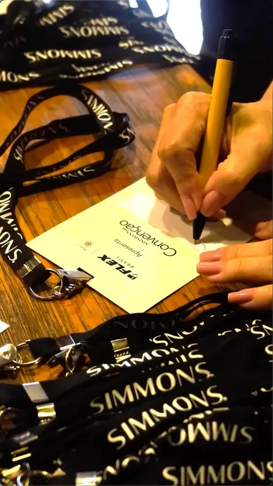 Entre aprendizados, conexões e novidades, vivemos dias que traduzem o que há de mais atual no universo do dormir bem e que, em breve, chegam às nossas lojas 💜 Convenção Simmons 2026 — A Arte de Dormir Bem 💤