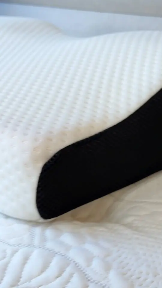 Com formato anatômico e Memory Foam de alta densidade, o Travesseiro Simmons Ergo Prime acompanha a curvatura natural da cervical, ajudando a aliviar os pontos de pressão.

✅ Suporte cervical inteligente
✅ Mais conforto e alinhamento postural
✅ Redução da pressão na região do pescoço
✅ Ideal para quem dorme de costas ou muda muito de posição