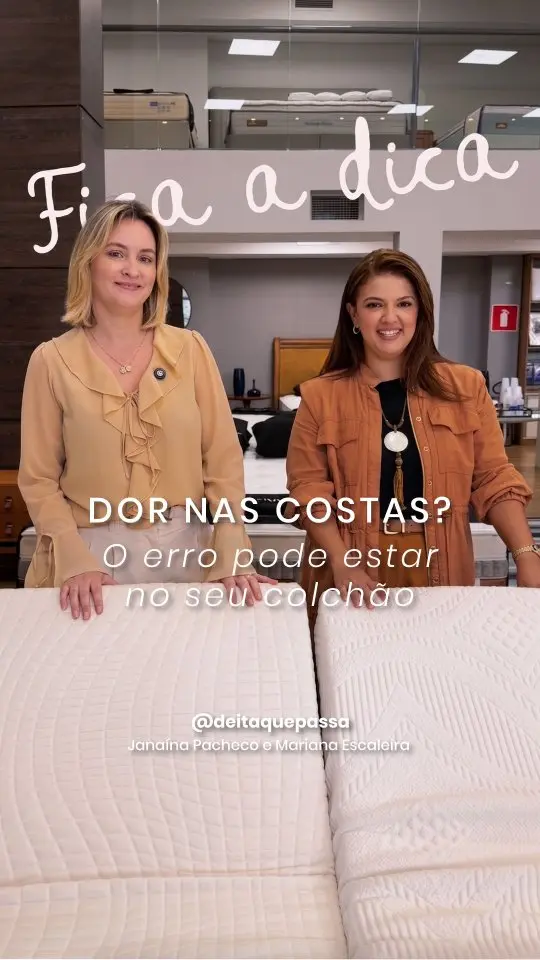 Existe um mito muito comum de que quanto mais duro o colchão, melhor pra coluna. Mas, na prática, o que realmente importa é o equilíbrio entre conforto + suporte + alinhamento corporal.

Um colchão rígido demais pode aumentar pontos de pressão, desalinhar a coluna e até piorar dores como hérnia de disco, lombalgia e tensão cervical.

 O colchão ideal é aquele que:

✅ mantém sua coluna alinhada
✅ distribui bem o peso do corpo
✅ respeita seu biotipo
✅ combina tecnologia e ergonomia do sono

E isso muda de pessoa pra pessoa.

No vídeo de hoje, a neurologista e médica do sono @drajanainapacheco e a fisioterapeuta do sono @marianaescaleira, do @deitaquepassa, explicam de forma simples como fazer uma escolha mais inteligente para o seu sono.

#ArteDoSono #DeitaQuePassa #ErgonomiaDoSono #DorNasCostas #HérniaDeDisco