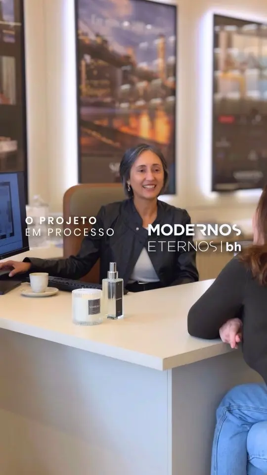 Há encontros que transcendem o design, e se transformam em experiência.

A @artedosono e a @simmons.colchoes têm o prazer de anunciar sua estreia na Mostra @modernoseternosbh, em uma colaboração inédita assinada pela arquiteta @lucianagarciaarquiteta.

Uma parceria concebida para transformar o descanso em expressão de arte, conforto e bem-estar. 

Modernos Eternos 26 • 11ª Edição
16/06 a 12/07
Escola Estadual Pedro ll
